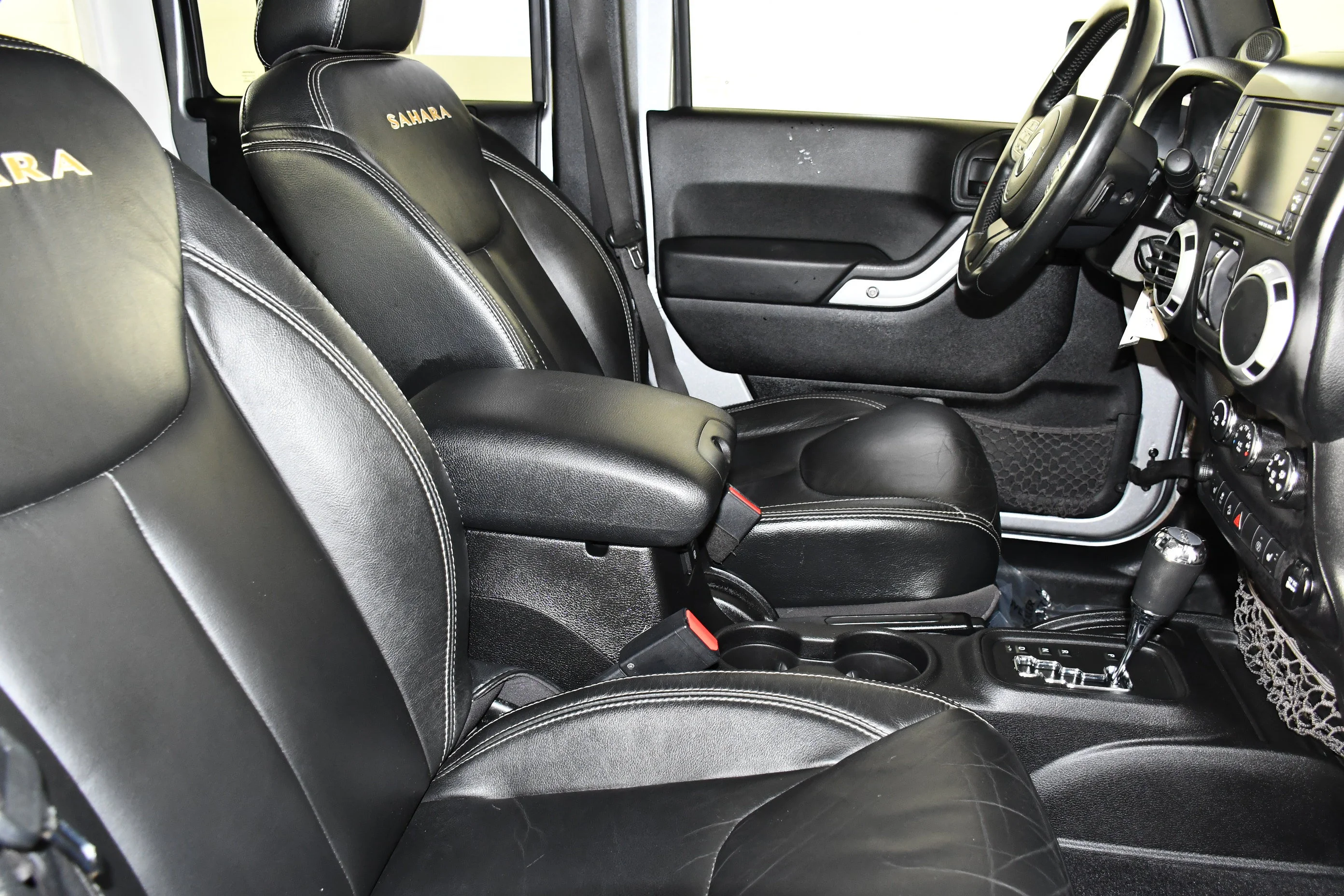 Used 2013 Billet Silver Metallic Jeep Sahara image 40