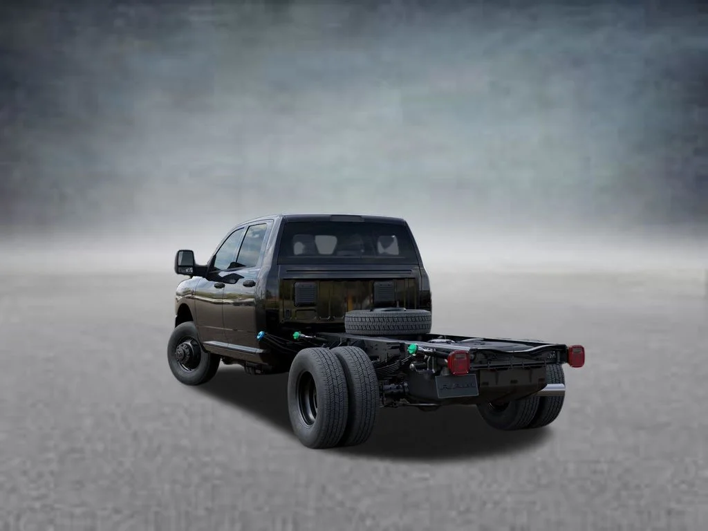 New 2026 Diamond Black Crystal Pearl-Coat Exterior Paint RAM Tradesman image 3
