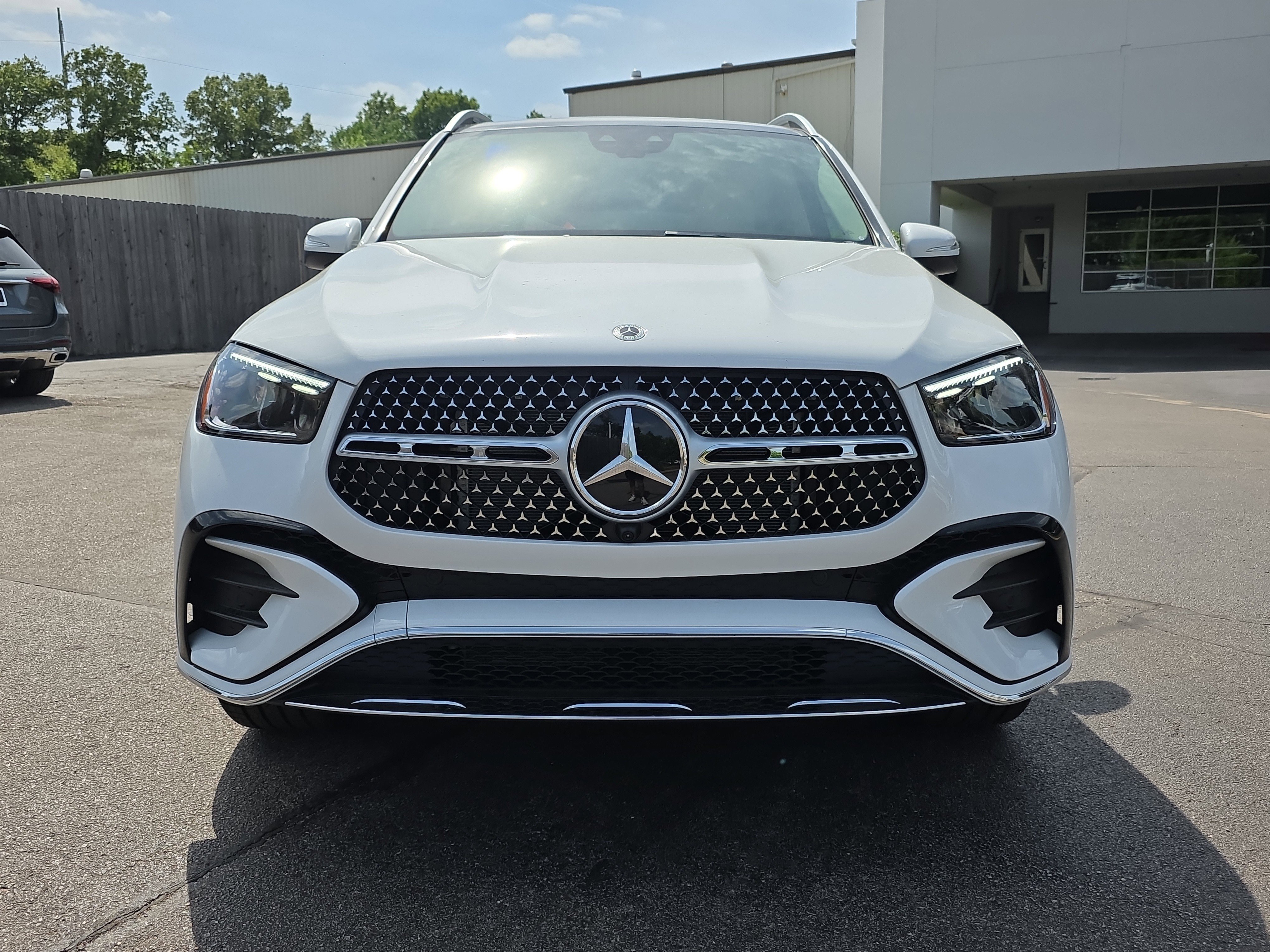 New 2026 MANUFAKTUR Moonlight White Metallic Mercedes-Benz GLE 450 image 37