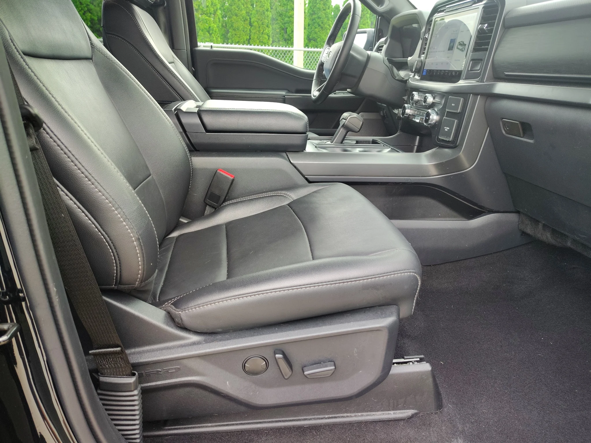 Used 2024 Agate Black Metallic Ford XLT image 15