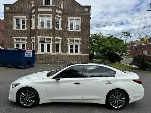 Used 2023 White INFINITI LUXE image 8