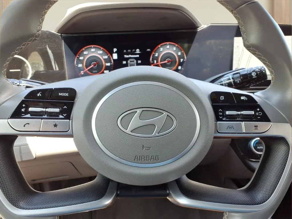 Used 2025 Black Hyundai SEL Convenience image 11