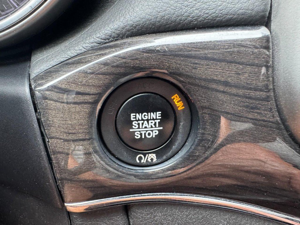 Used 2018 Diamond Black Crystal Pearlcoat Jeep Overland image 22