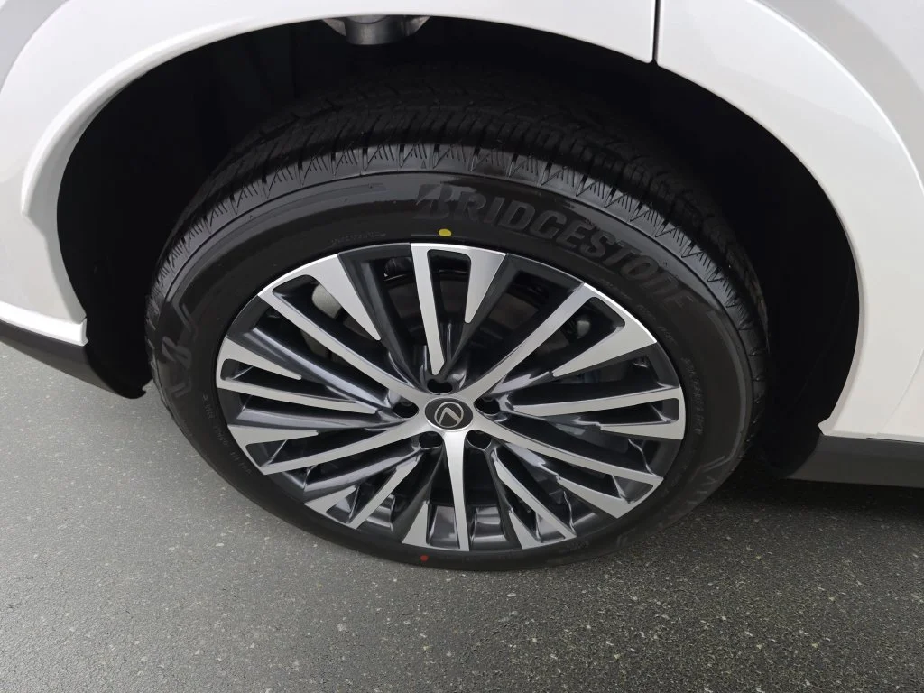 New 2026 Eminent White Pearl Lexus PREMIUM PLUS image 29