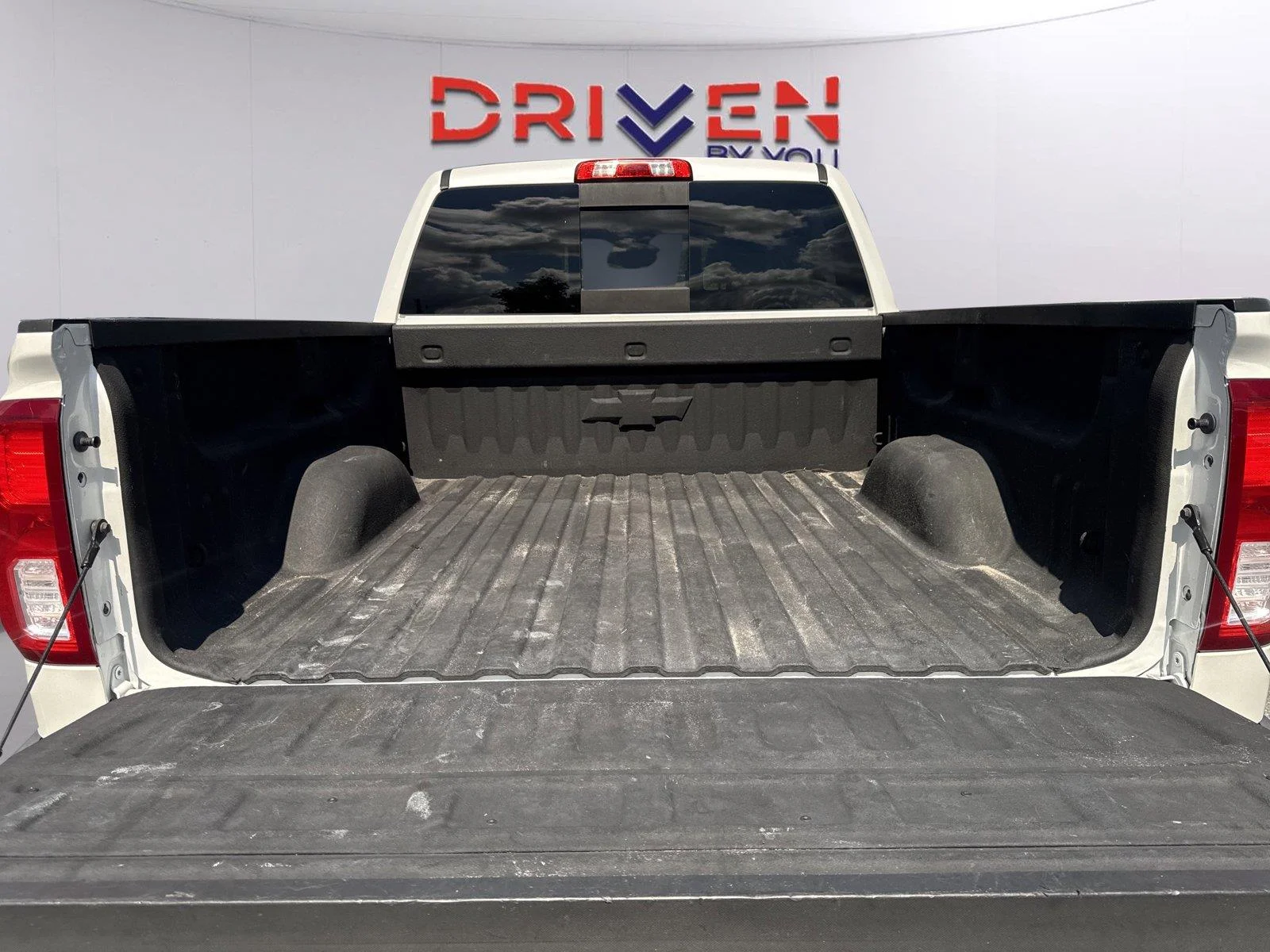 Used 2018 IRIDESCENT PEARL TRICOAT Chevrolet LTZ image 33