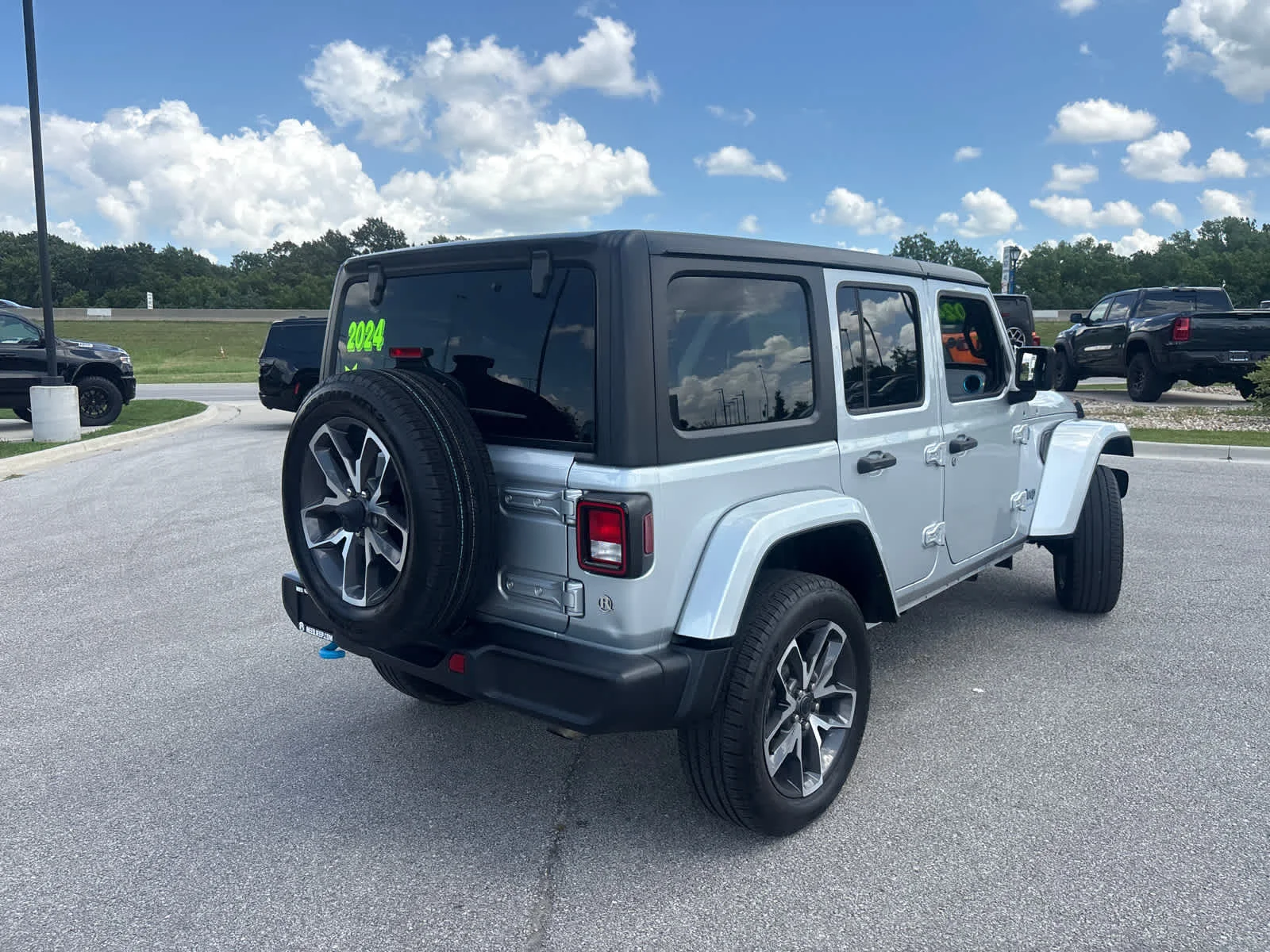 Used 2024 Silver Zynith Clearcoat Jeep Sport S image 10