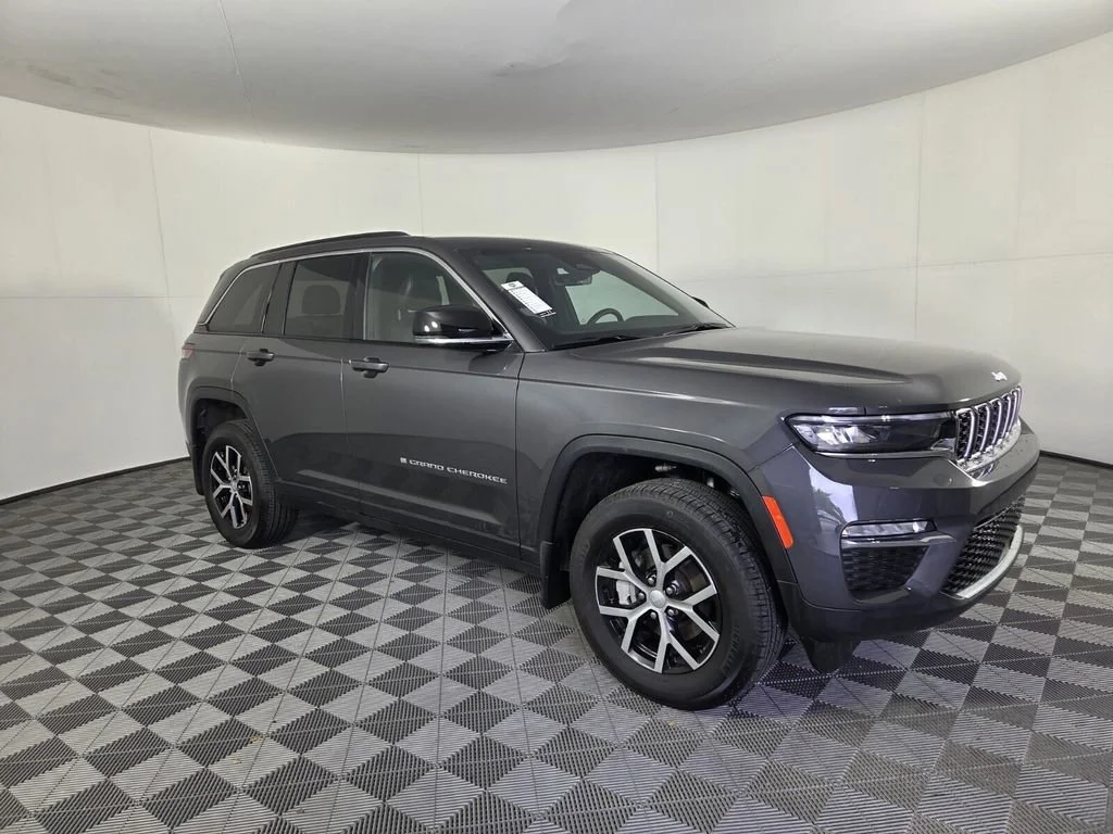 Used 2025 Baltic Gray Metallic Clearcoat Jeep Limited image 5