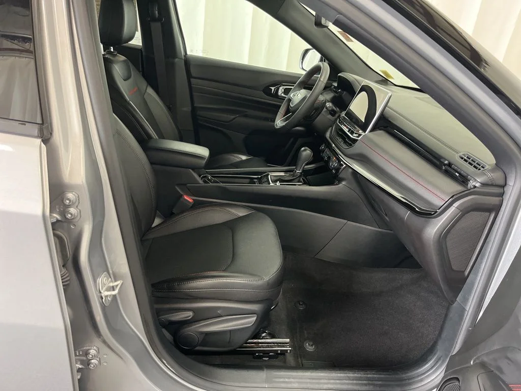 Used 2023 Silver Jeep Trailhawk image 19