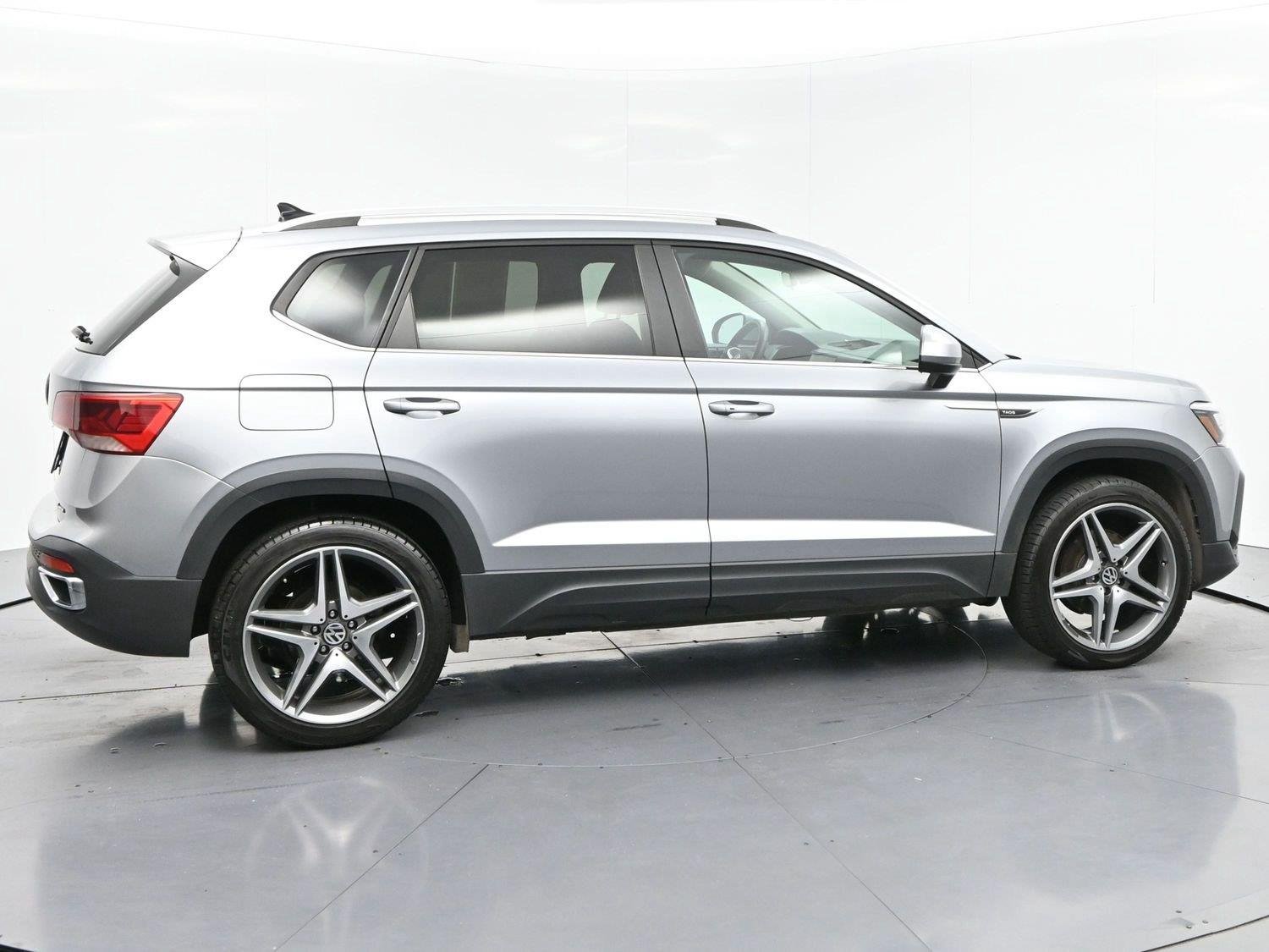 Used 2023 Pyrite Silver Metallic Volkswagen SE image 8