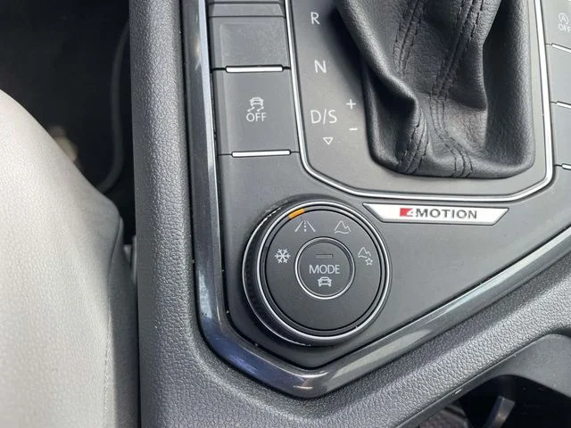 Used 2018 Gray Volkswagen 2.0T SEL image 32