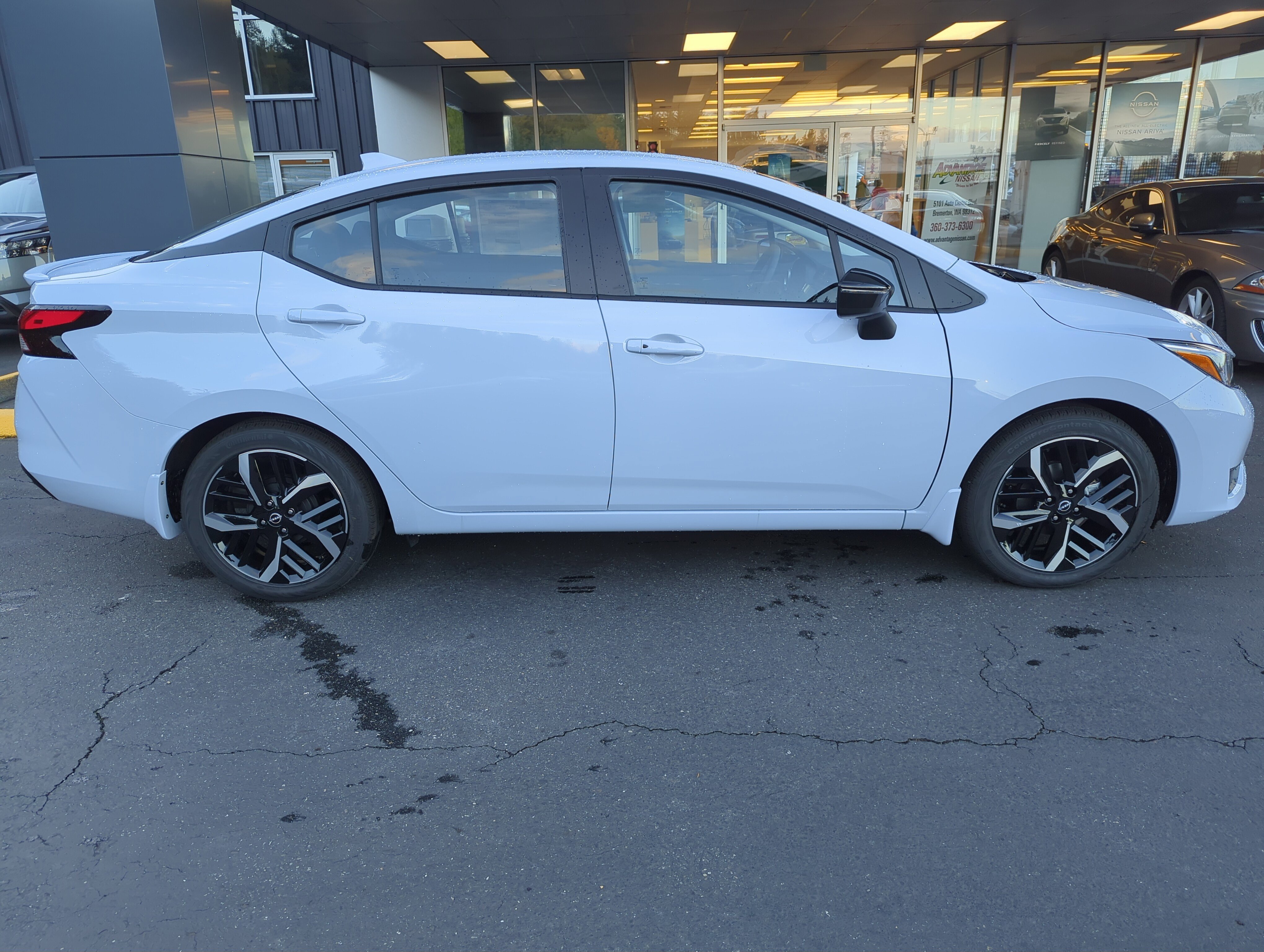 2025 Nissan Versa Sedan SR - Photo 6