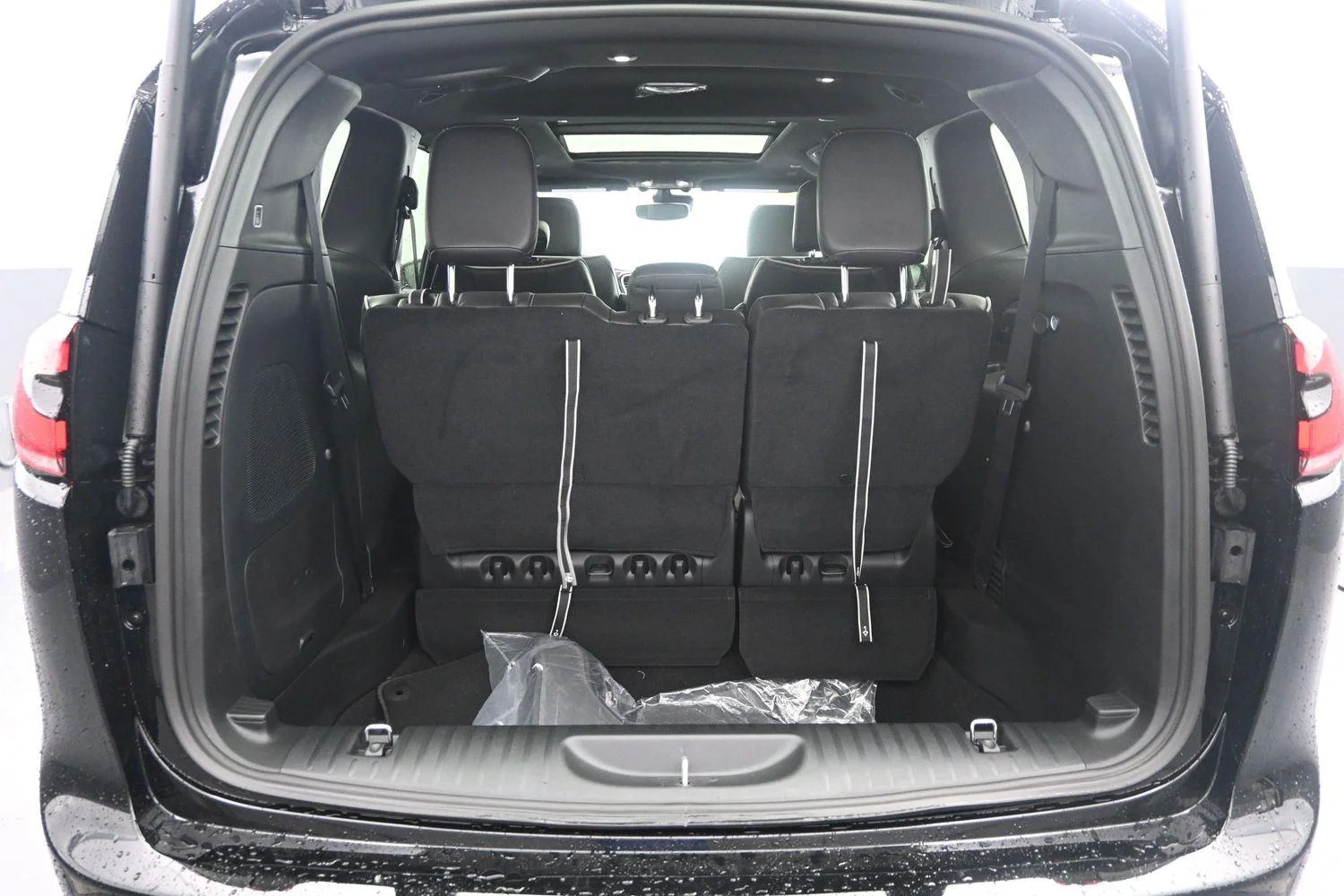 New 2027 Diamond Black Crystal Pearl-Coat Exterior Paint Chrysler Limited image 17