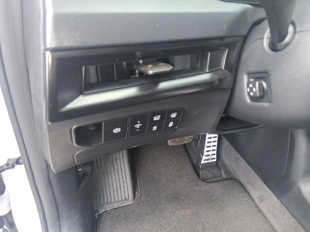 Used 2027 White Kia  image 9