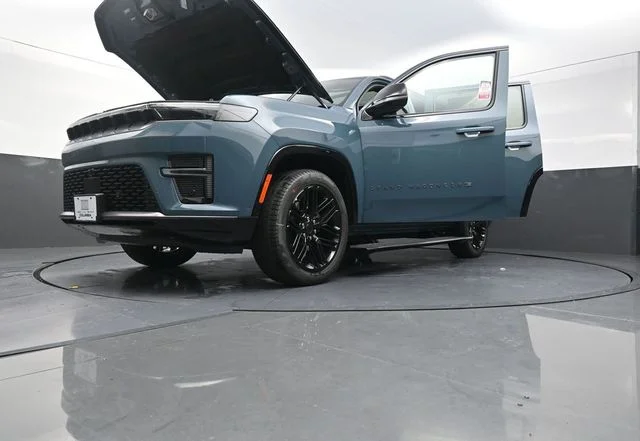 New 2026 Steel Blue Exterior Paint Jeep Limited Reserve image 32