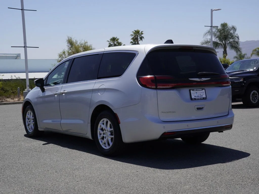 2023 Chrysler Pacifica Touring L - Photo 5
