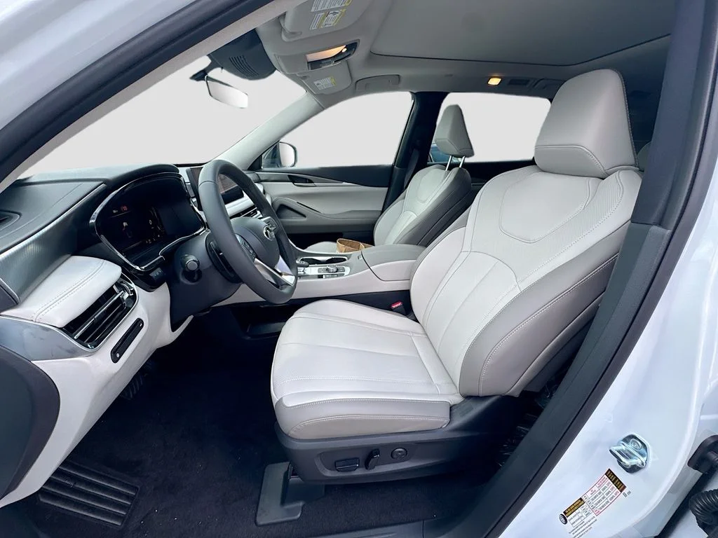 New 2027 RADIANT WHITE INFINITI Pure FWD image 21