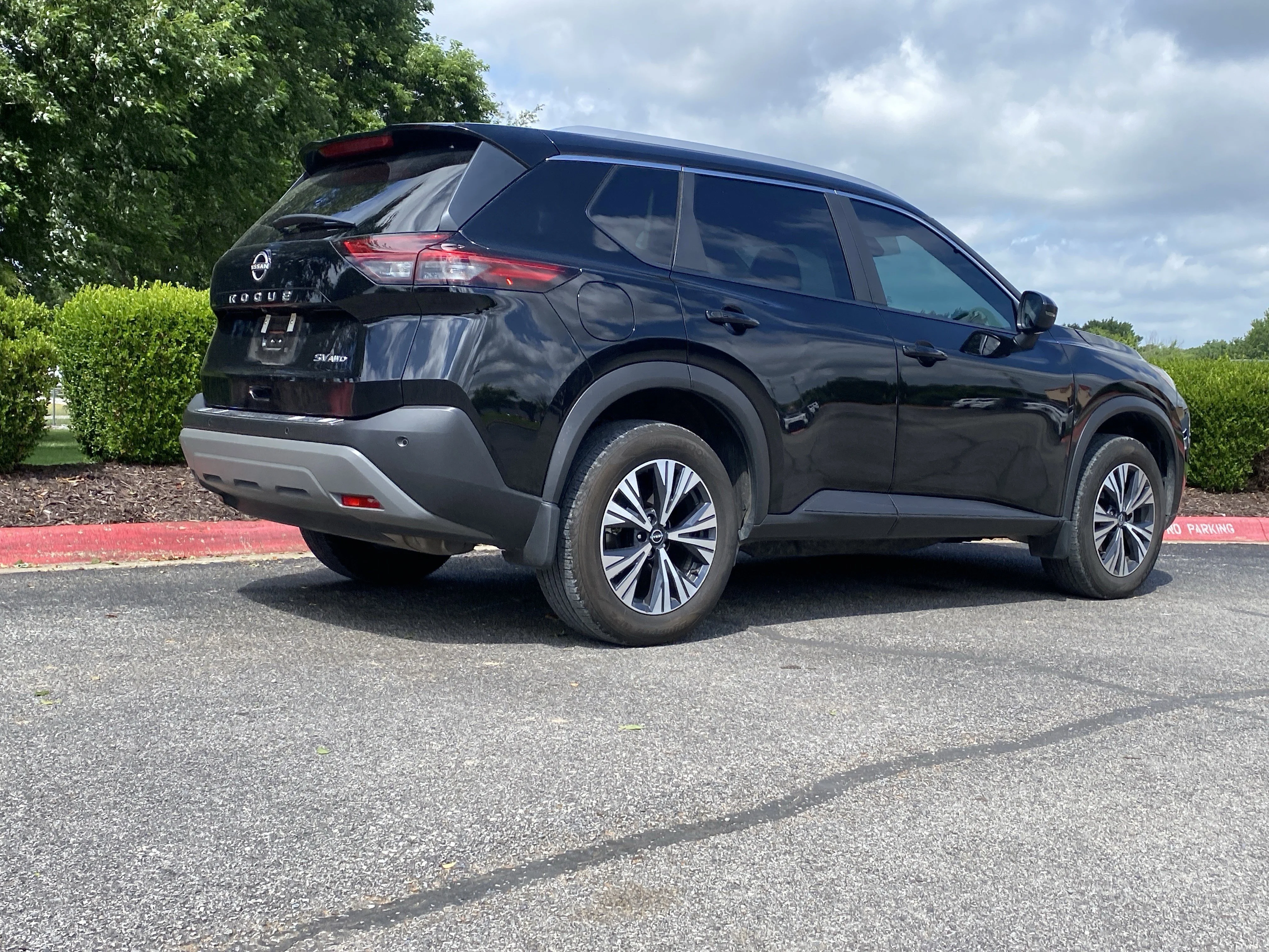 Used 2023 Super Black Nissan SV image 3