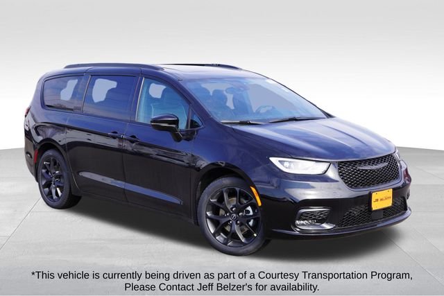2026 Chrysler Pacifica Limited's photo