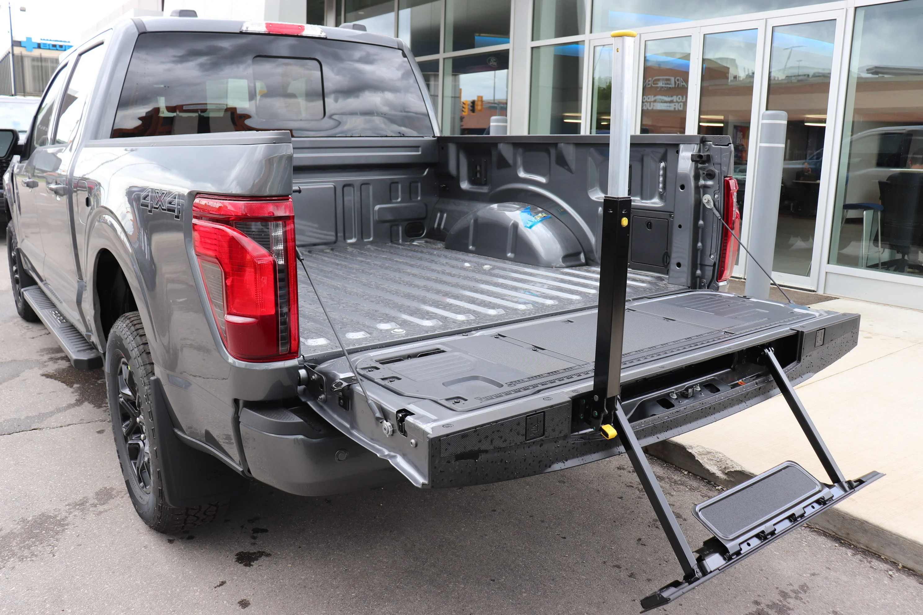 New 2026 CARBONIZED GREY METALLIC Ford XLT image 5