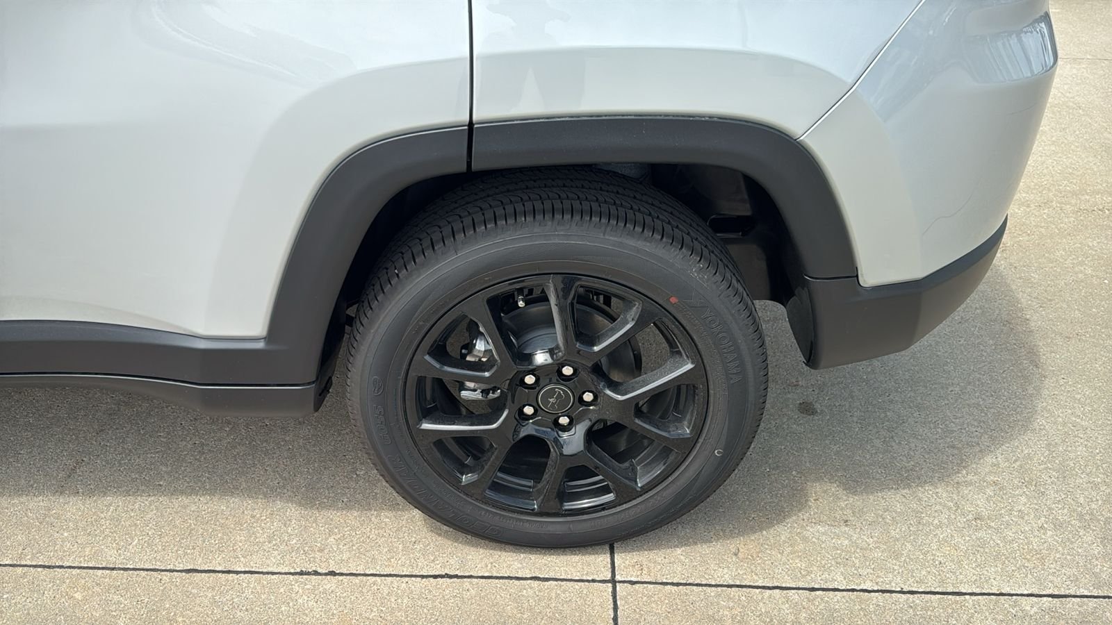 New 2026 Silver Zynith Metallic Clearcoat Jeep Latitude image 8