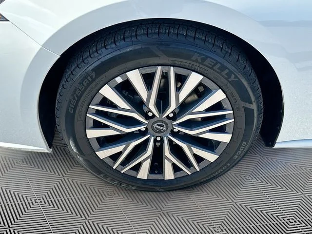 Used 2025 White Nissan 2.5 SV image 28