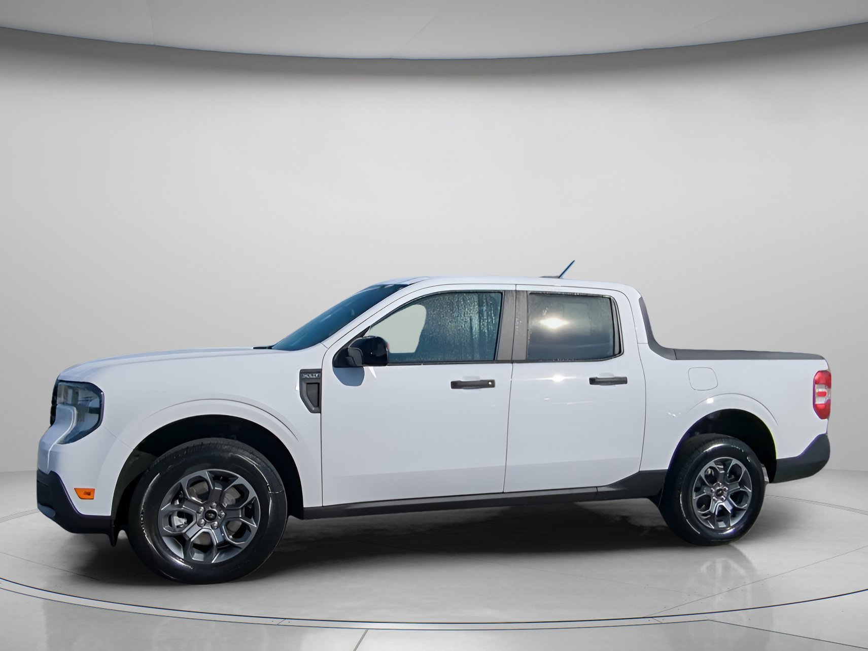 New 2026 Oxford White Ford XLT image 8