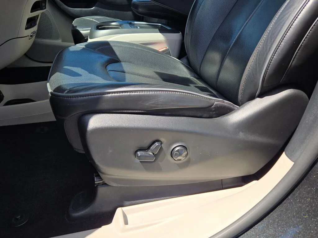 Used 2020 Black Chrysler Limited image 25
