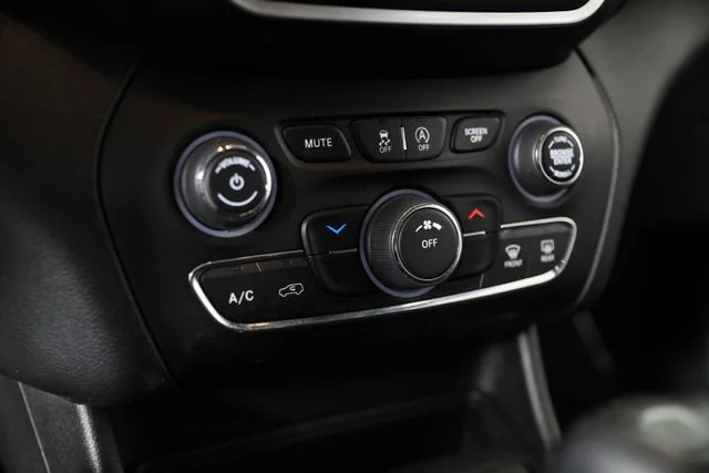 Used 2019 Black Jeep Latitude Plus image 12