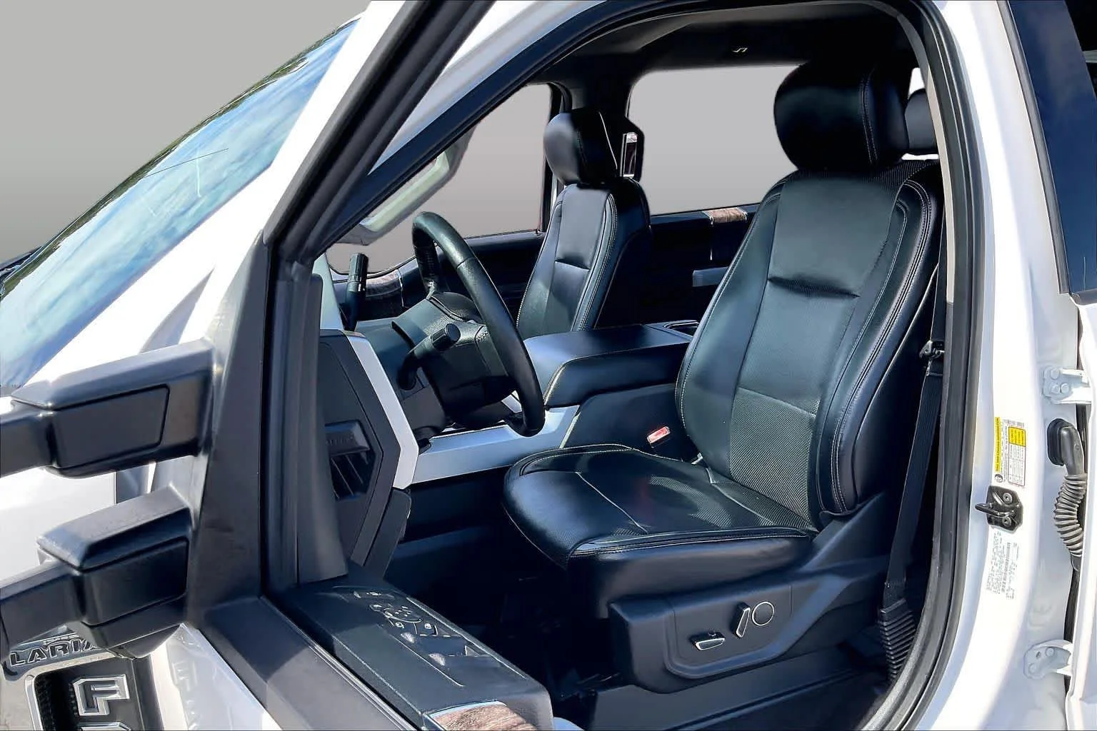 Used 2018 White Platinum Metallic Tri-Coat Ford LARIAT image 8