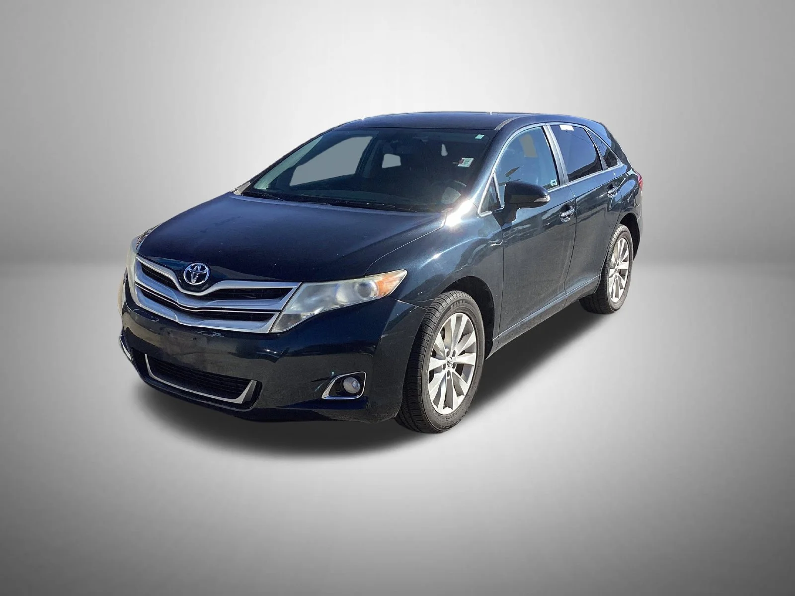 Used 2015 Gray Toyota XLE image 3