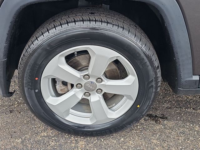 Used 2019 Gray Jeep Latitude image 33