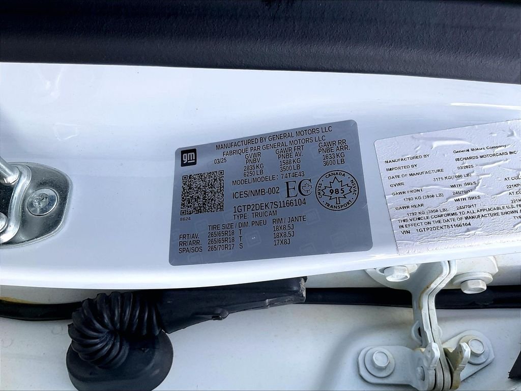 Used 2025 White GMC AT4 image 33