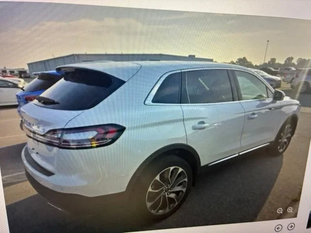 Used 2023 White Lincoln Reserve image 3