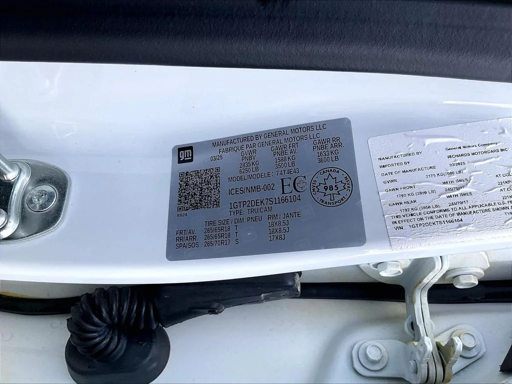 Used 2025 White GMC AT4 image 33