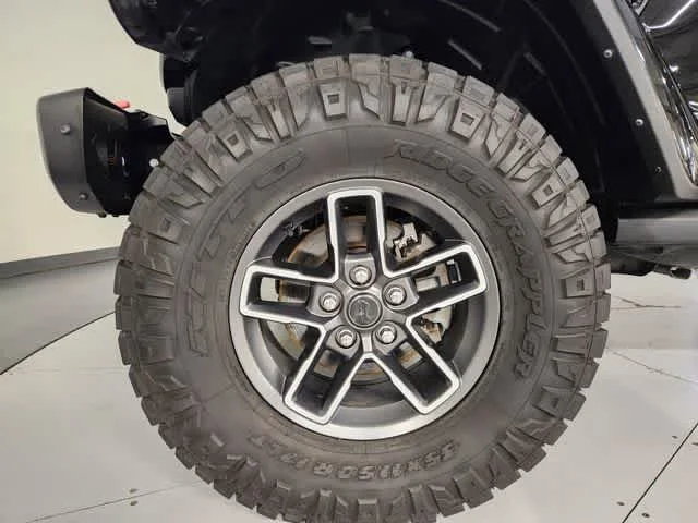 Used 2024 Black Clearcoat Jeep Mojave X image 8