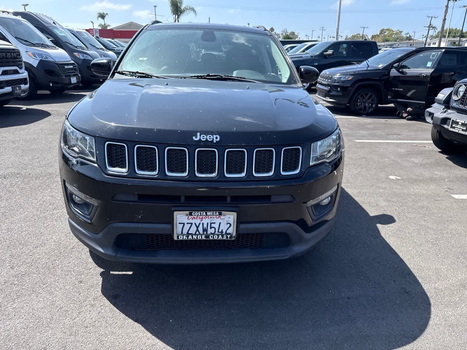 Used 2017 Diamond Black Crystal Pearlcoat Jeep Latitude image 4