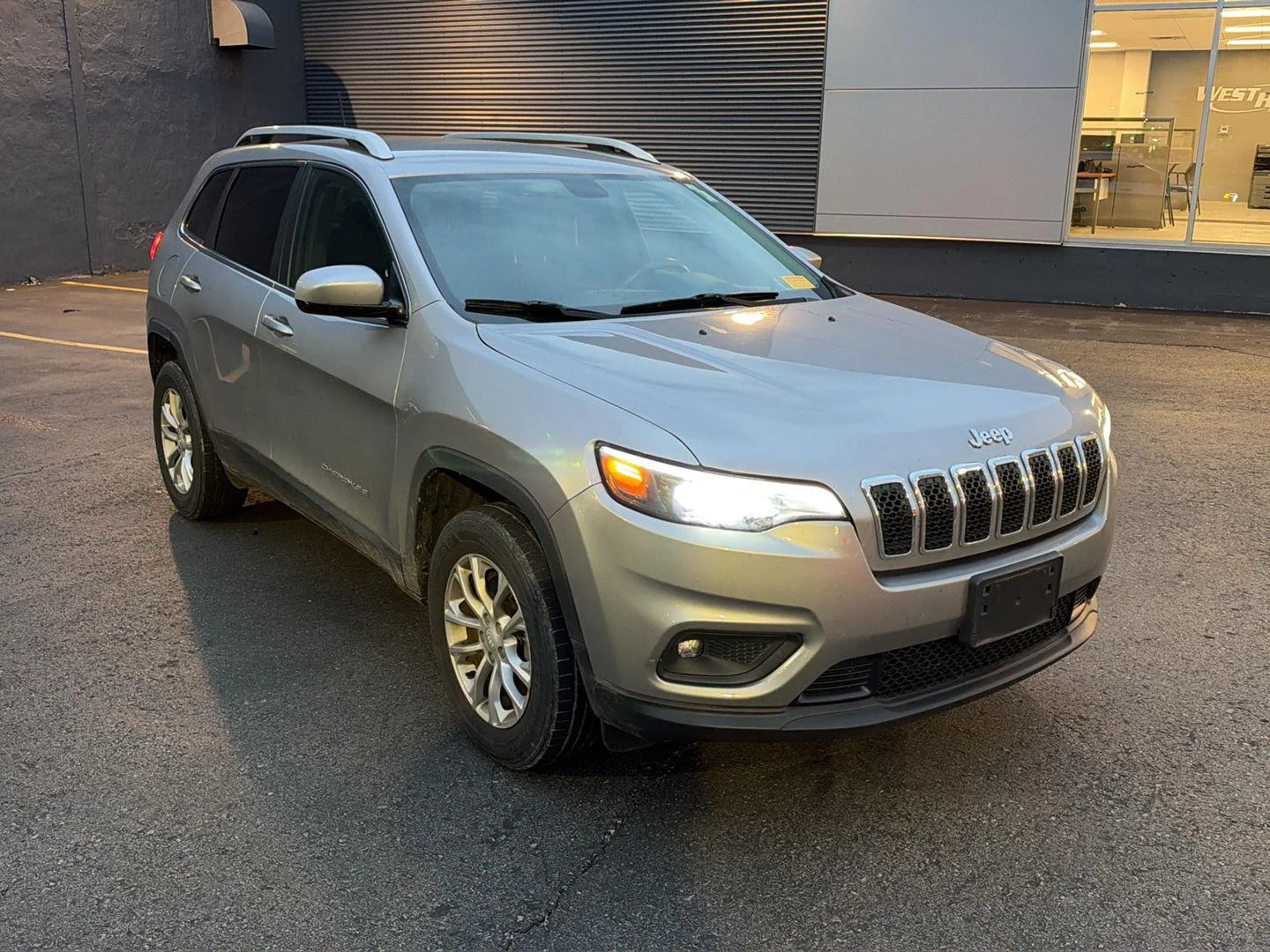 Used 2019 Billet Silver Metallic Clearcoat Jeep Latitude image 12