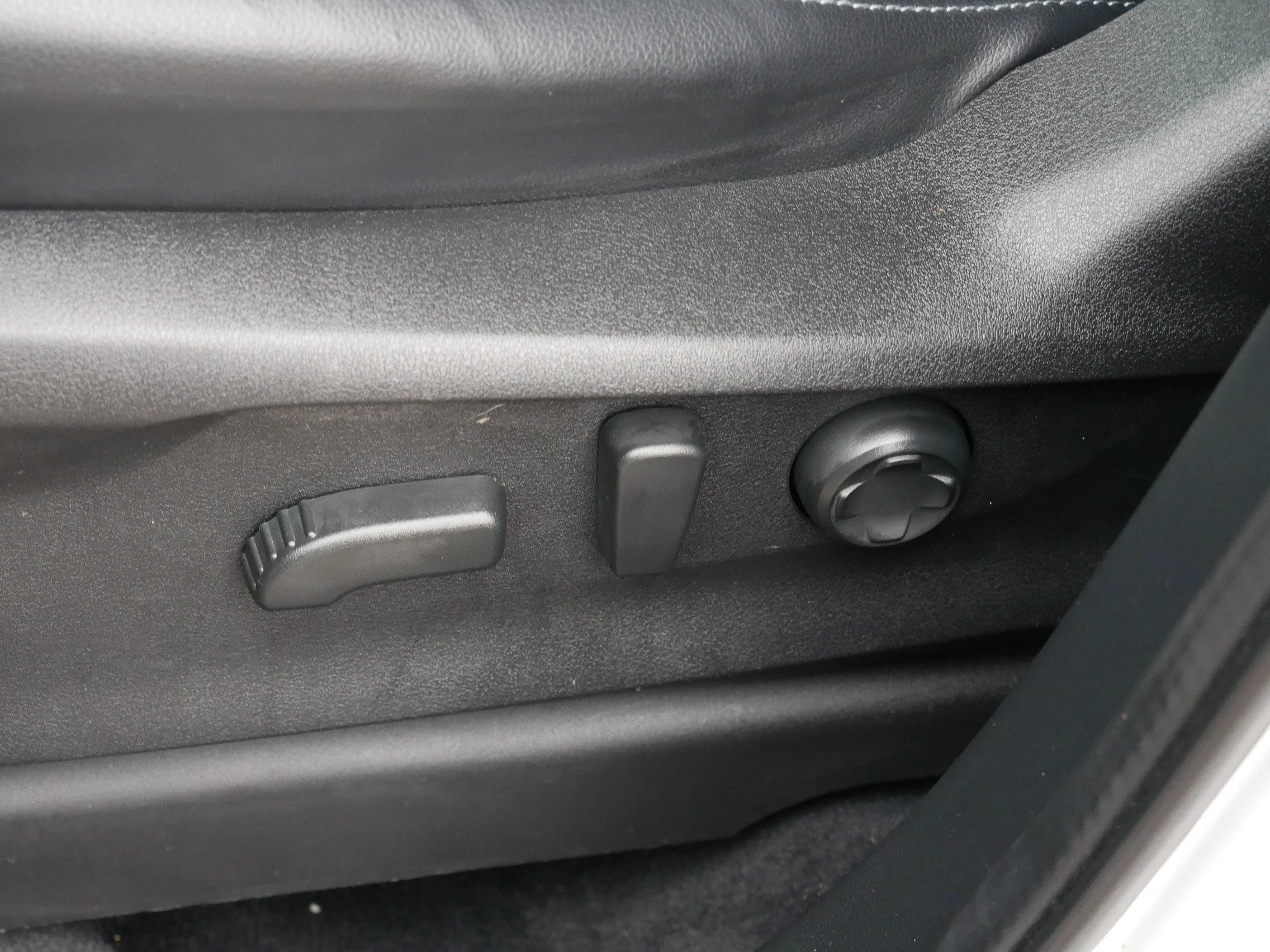 Used 2023 Crystal White Pearl Subaru Limited image 20