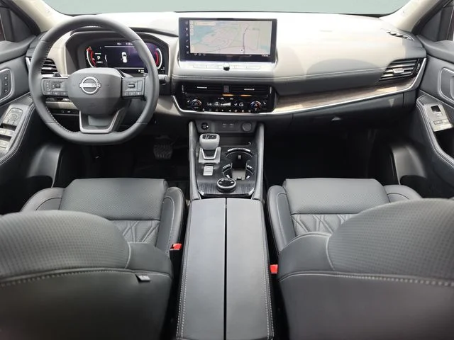 Used 2025 Gold Nissan Platinum image 23