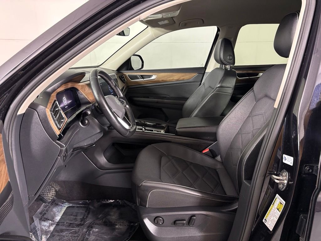 Used 2024 Black Volkswagen 2.0T SE w/Technology image 16