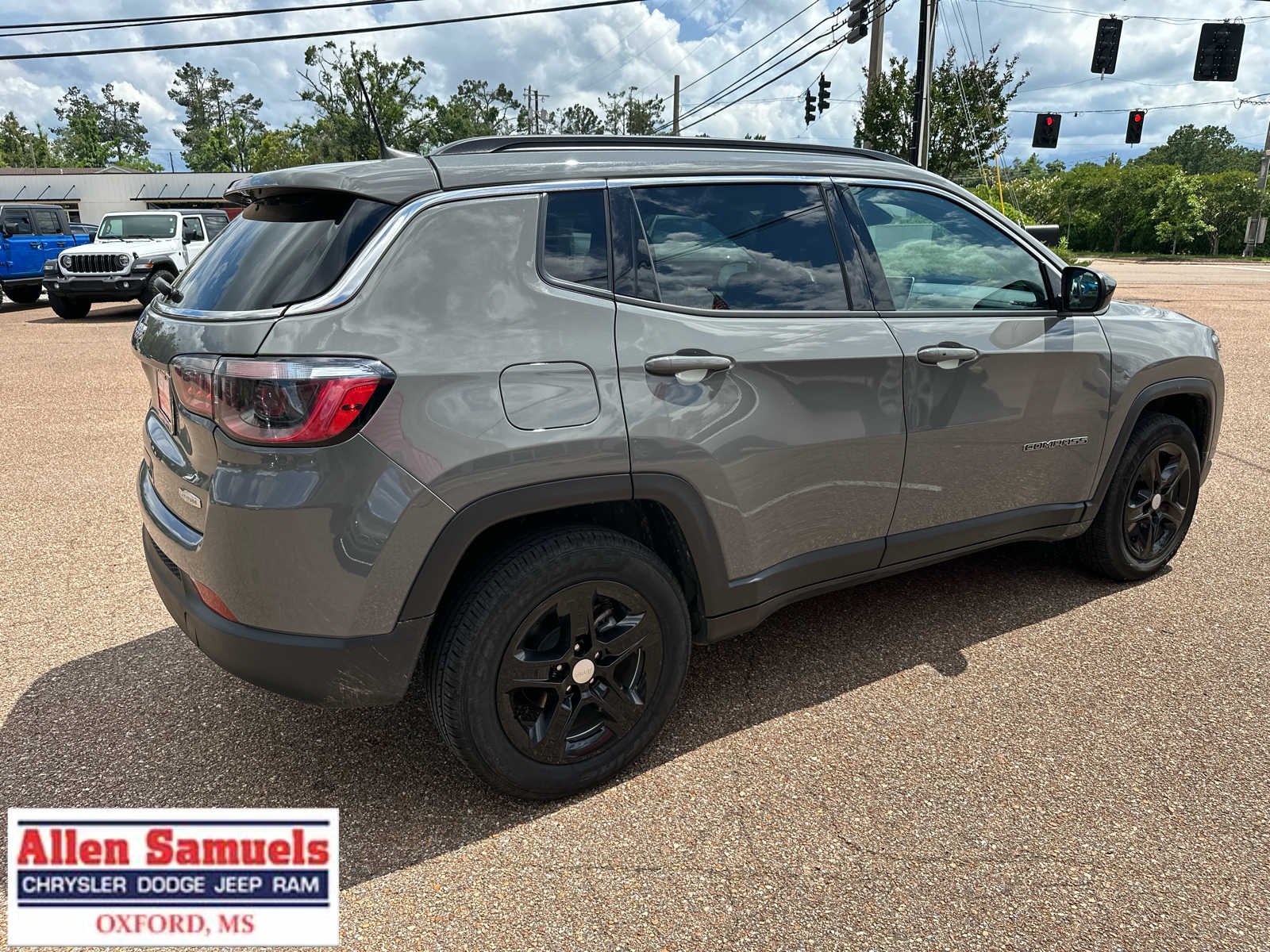 Used 2024 Sting-Gray Clearcoat Jeep Latitude image 3