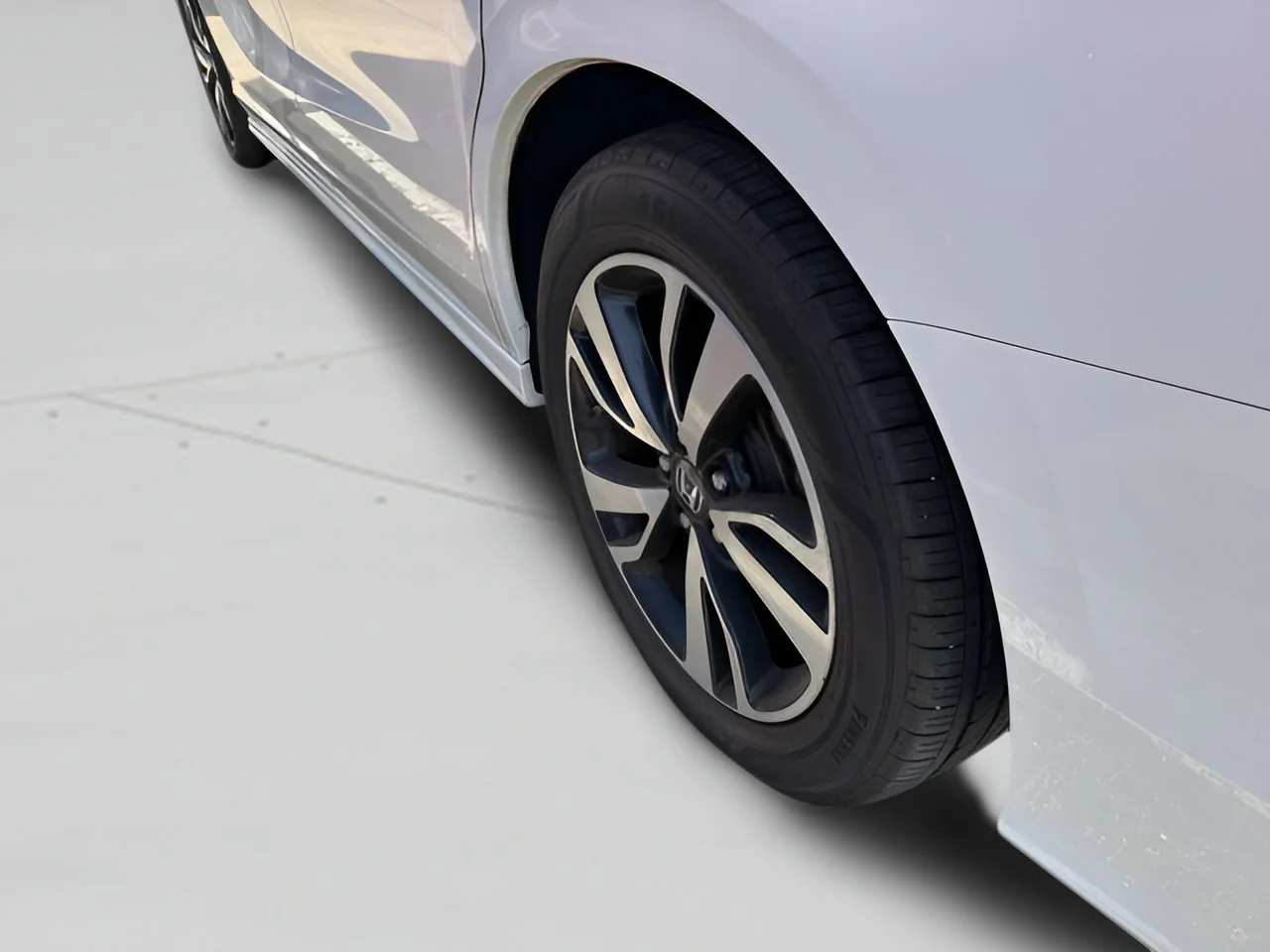 Used 2018 White Diamond Pearl Honda Elite image 9