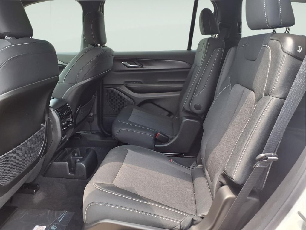 New 2026 Bright White Clear-Coat Exterior Paint Jeep Laredo image 11
