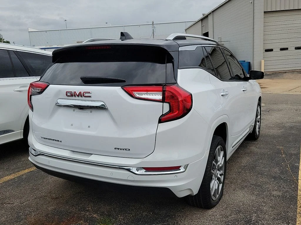 Used 2024 Summit White GMC Denali image 4