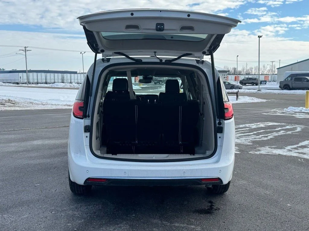 2024 Chrysler Pacifica Touring L - Photo 10