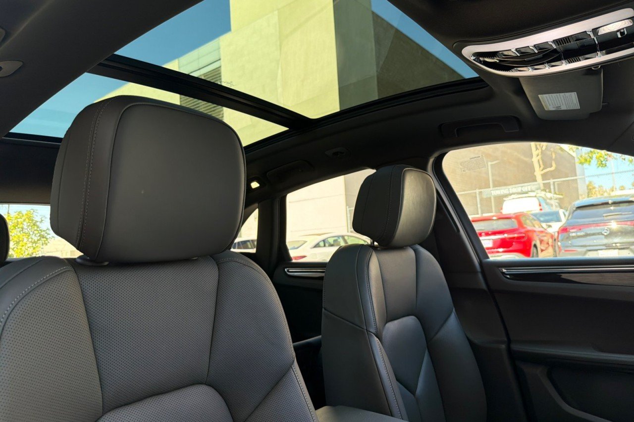 2025 Porsche Macan - Photo 16