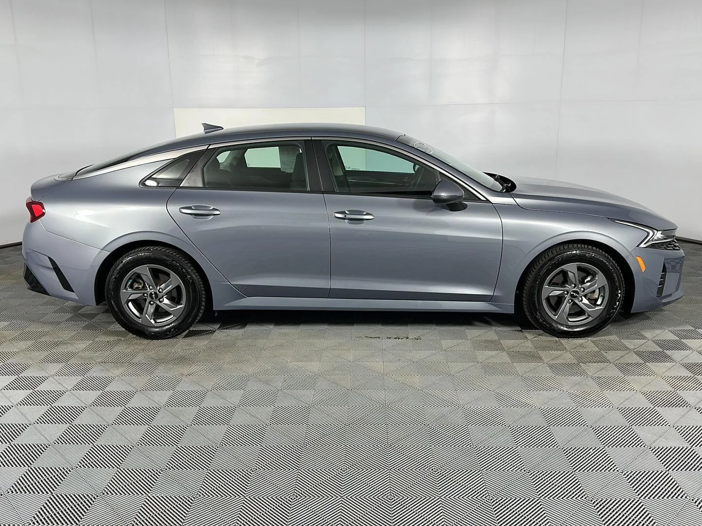 Used 2023 Everlasting Silver Kia LXS image 25