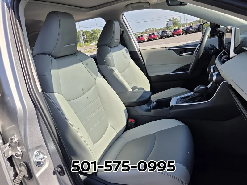 Used 2025 Silver Sky Metallic TOYOTA XLE PREMIUM FWD image 20