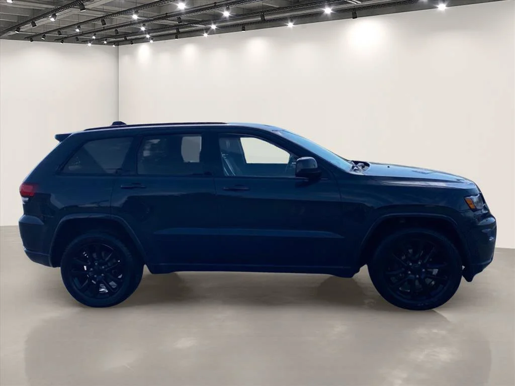 Used 2018 Rhino Clearcoat Jeep Altitude image 8