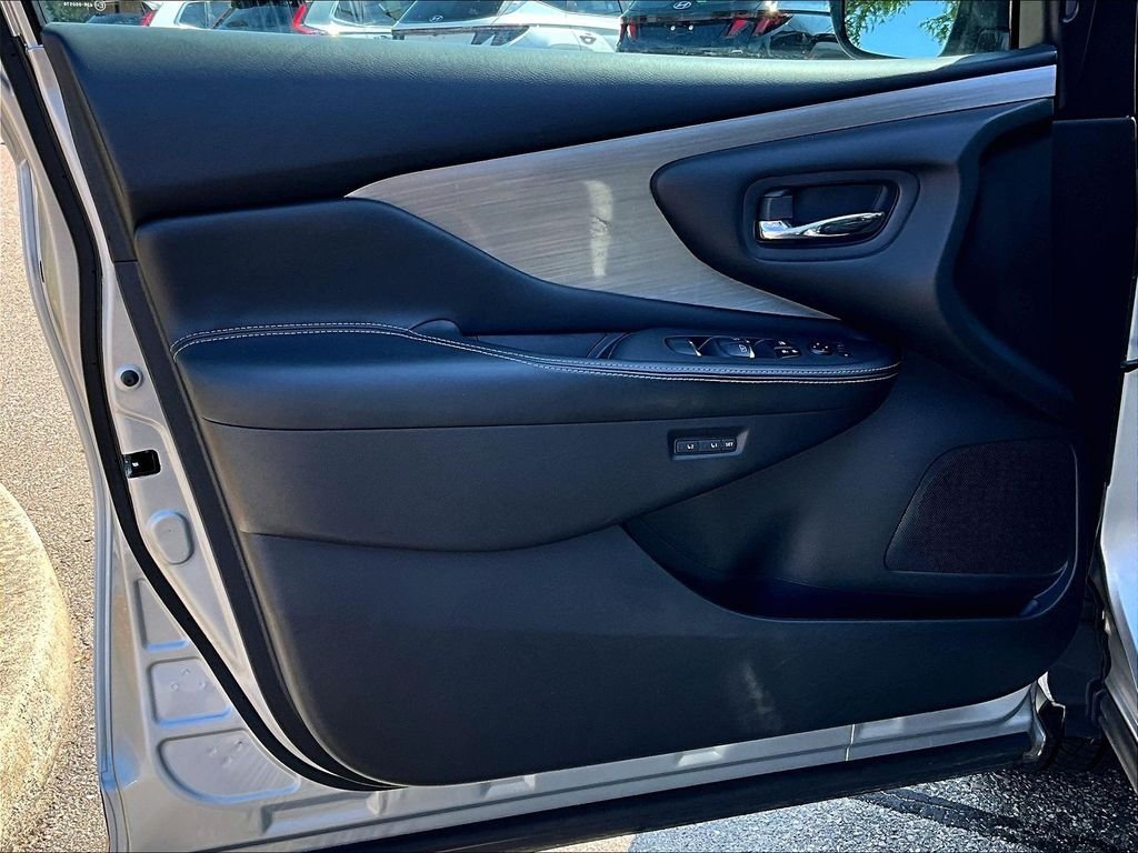 Used 2017 Silver Nissan SL image 9